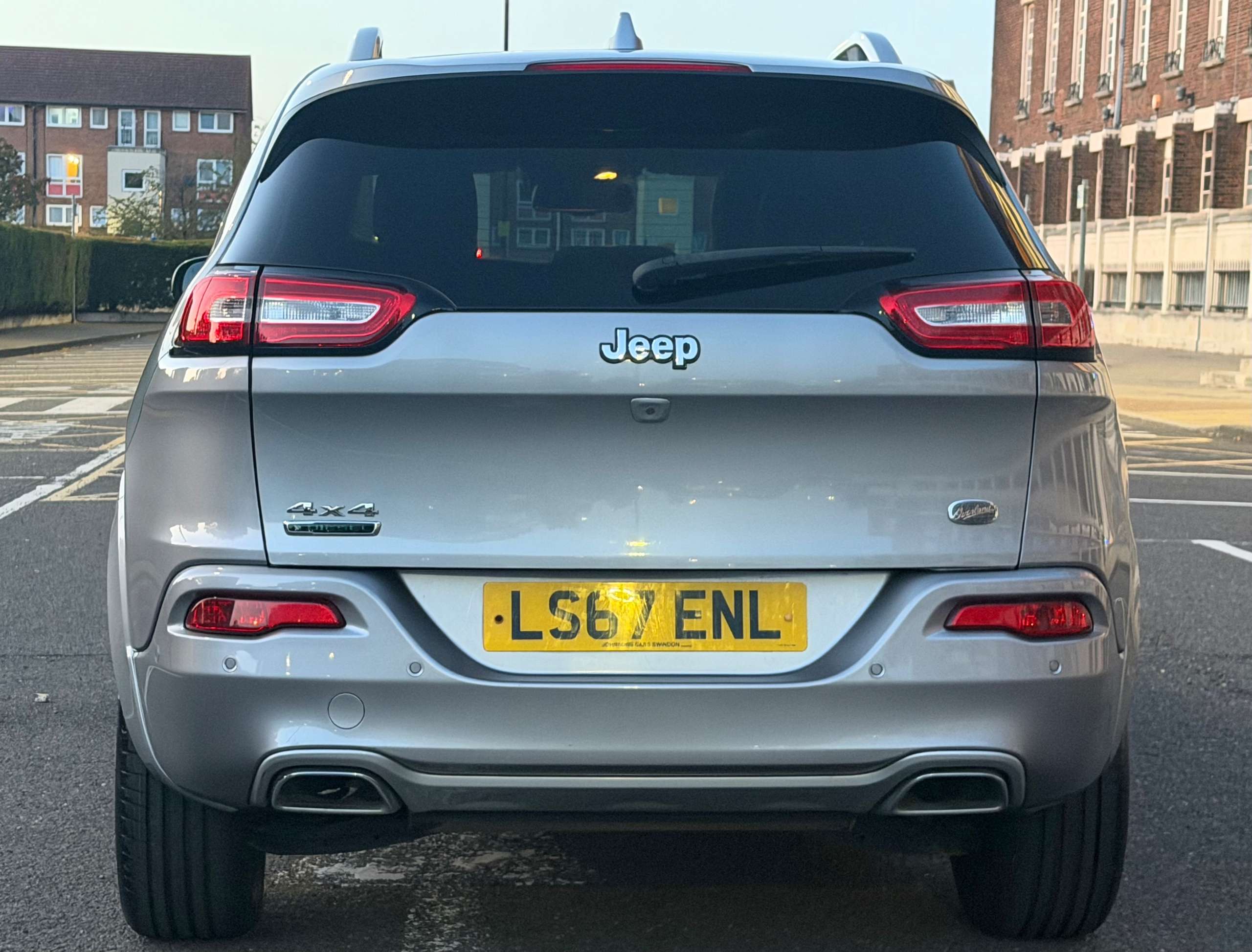 A 2017 JEEP CHEROKEE 2.2 MultiJetII Overland SUV 5dr Diesel Auto 4WD Euro 6 (s/s) (200 ps) A 2017 JEEP CHEROKEE 2.2 MultiJetII Overland SUV 5dr Diesel Auto 4WD Euro 6 (s/s) (200 ps)
