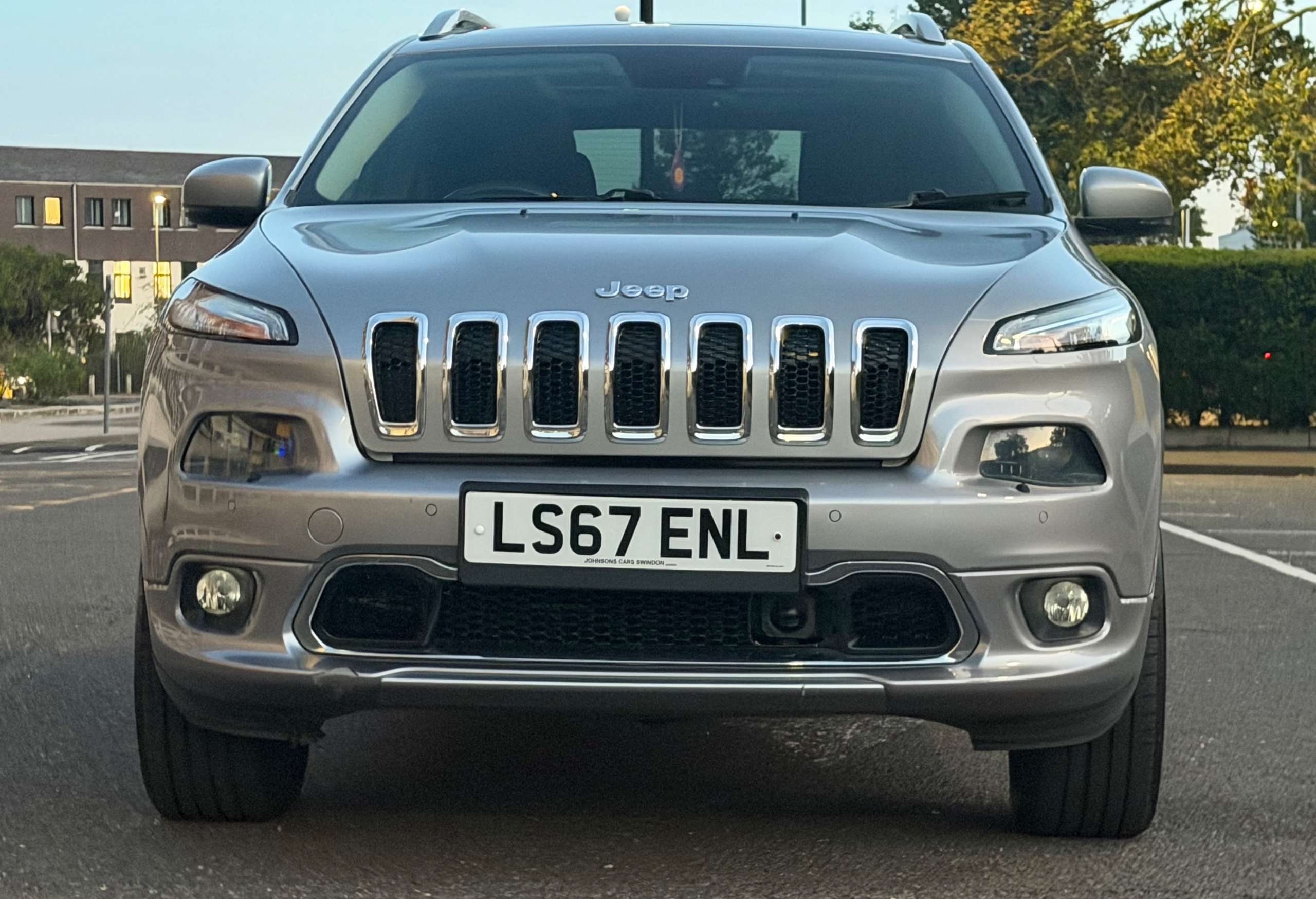 A 2017 JEEP CHEROKEE 2.2 MultiJetII Overland SUV 5dr Diesel Auto 4WD Euro 6 (s/s) (200 ps) A 2017 JEEP CHEROKEE 2.2 MultiJetII Overland SUV 5dr Diesel Auto 4WD Euro 6 (s/s) (200 ps)