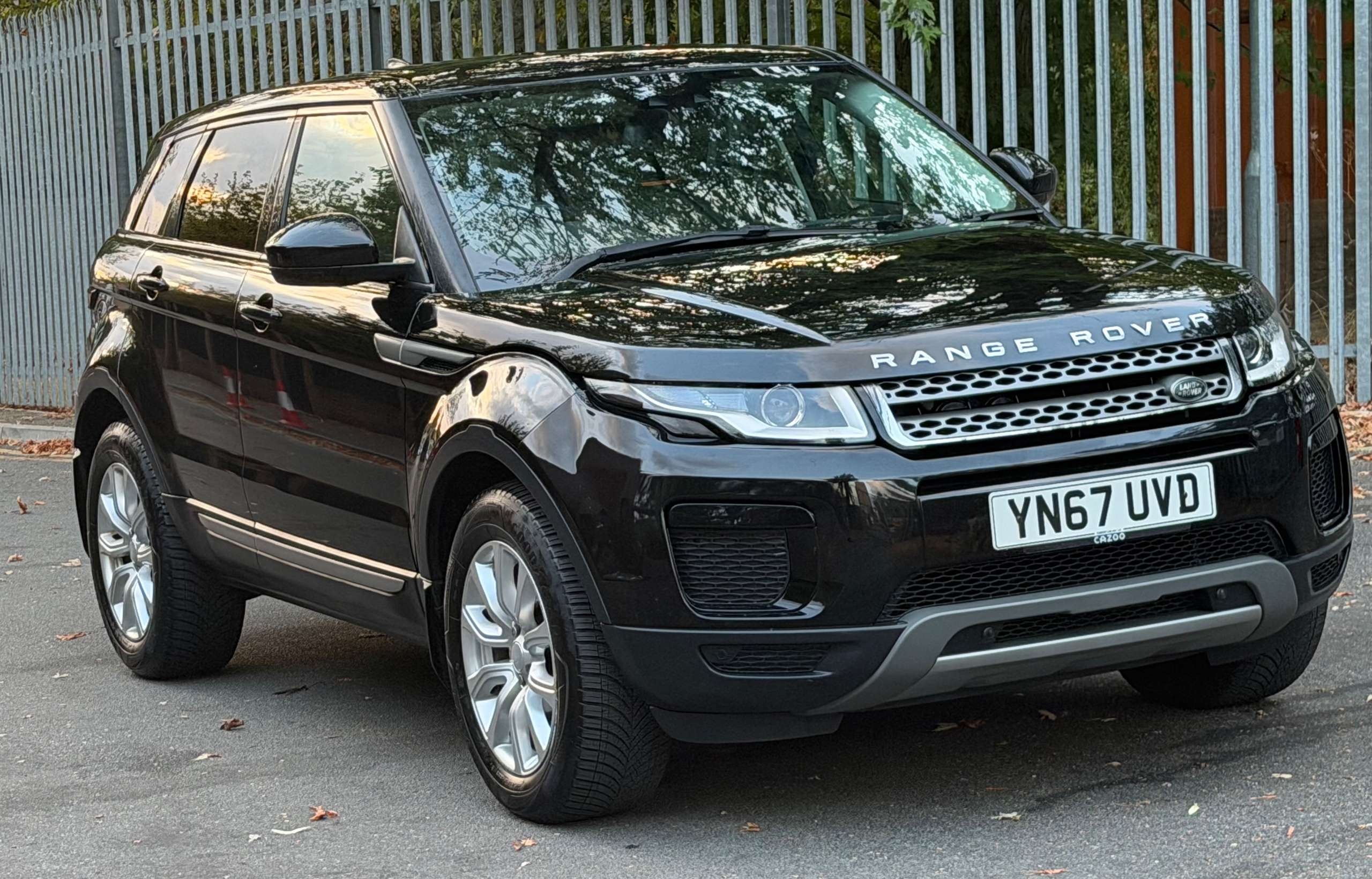 A 2017 LAND ROVER RANGE ROVER EVOQUE TD4 SE A 2017 LAND ROVER RANGE ROVER EVOQUE TD4 SE