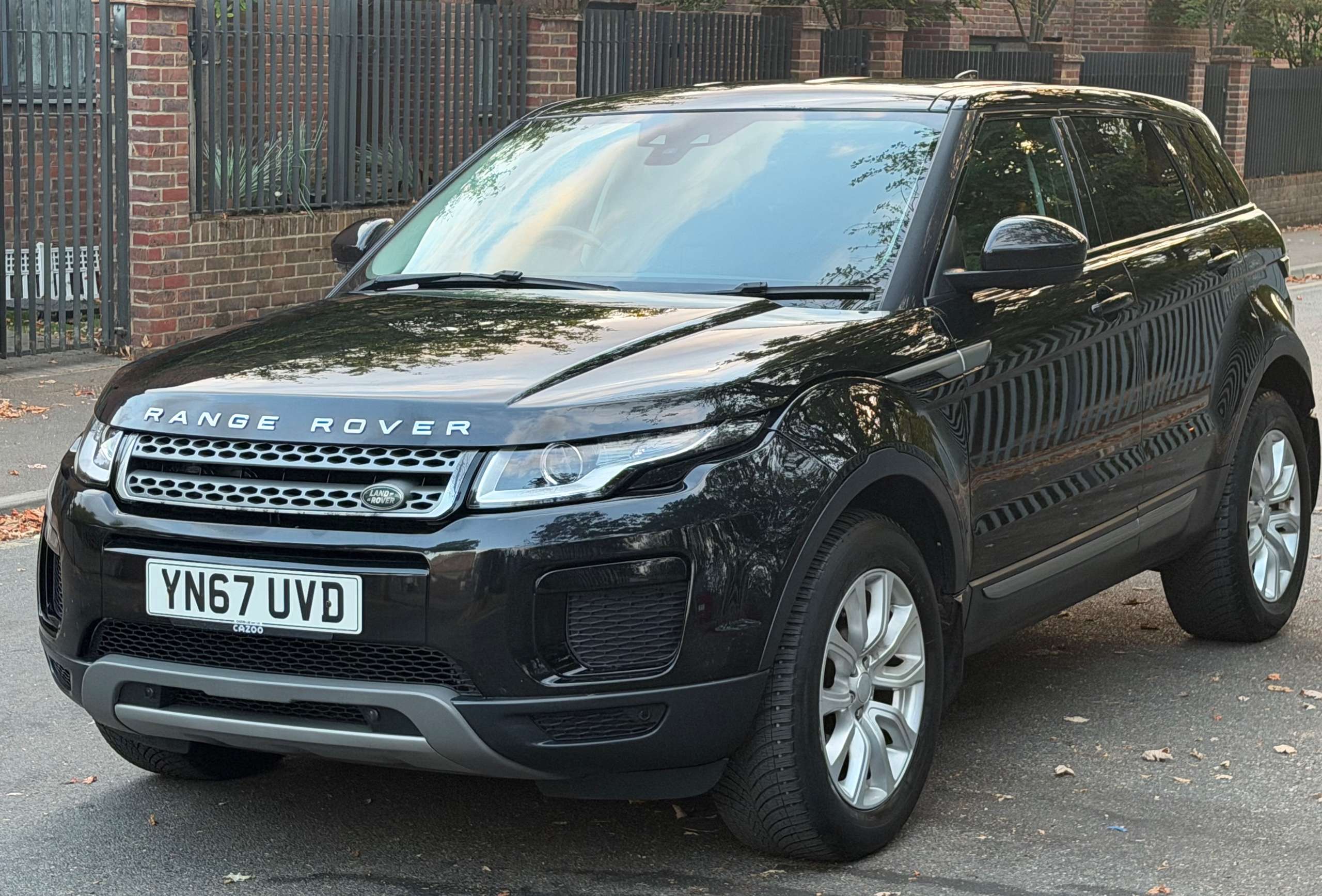 A 2017 LAND ROVER RANGE ROVER EVOQUE TD4 SE A 2017 LAND ROVER RANGE ROVER EVOQUE TD4 SE