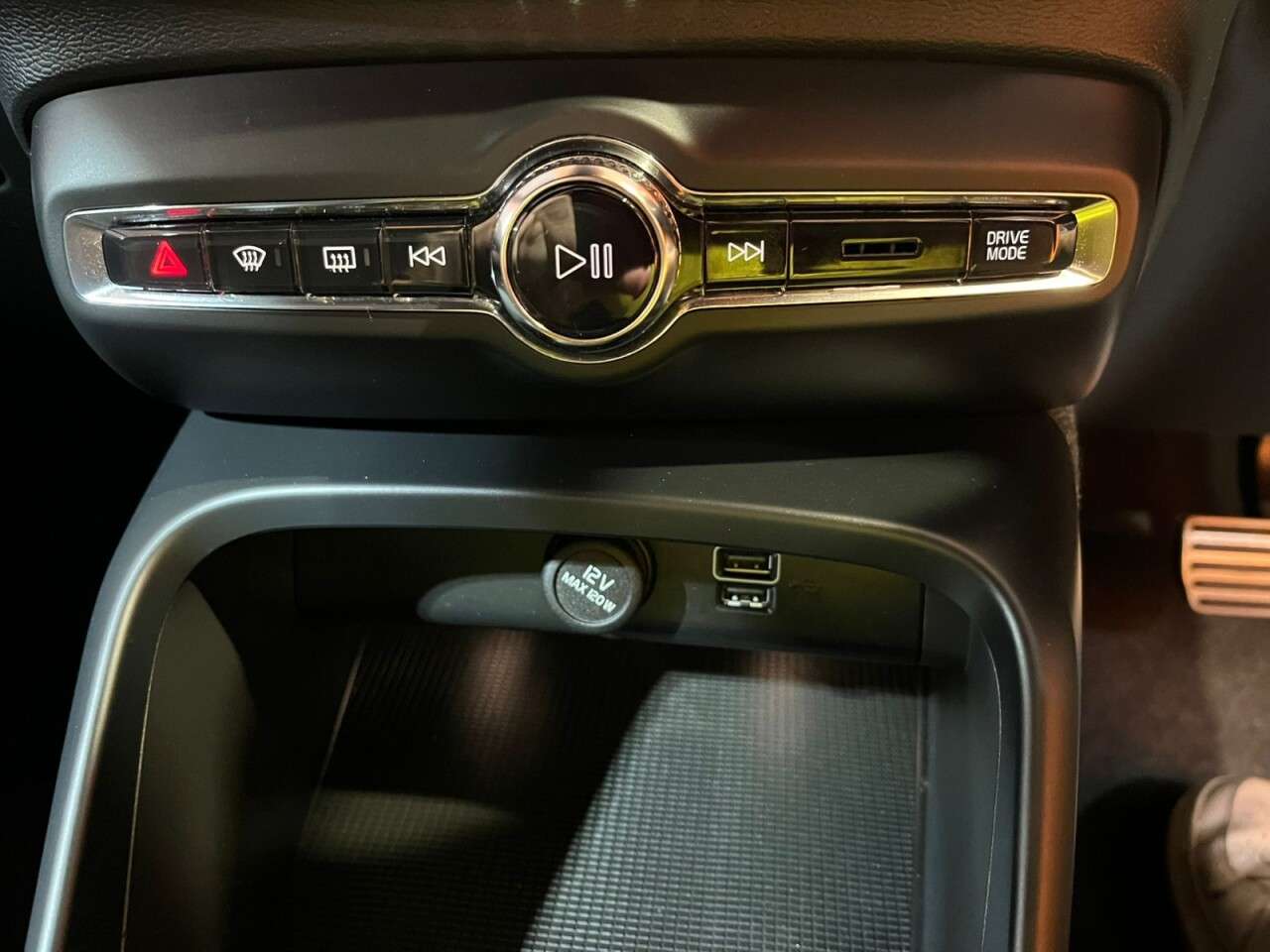 2021 VOLVO XC40 2021 VOLVO XC40