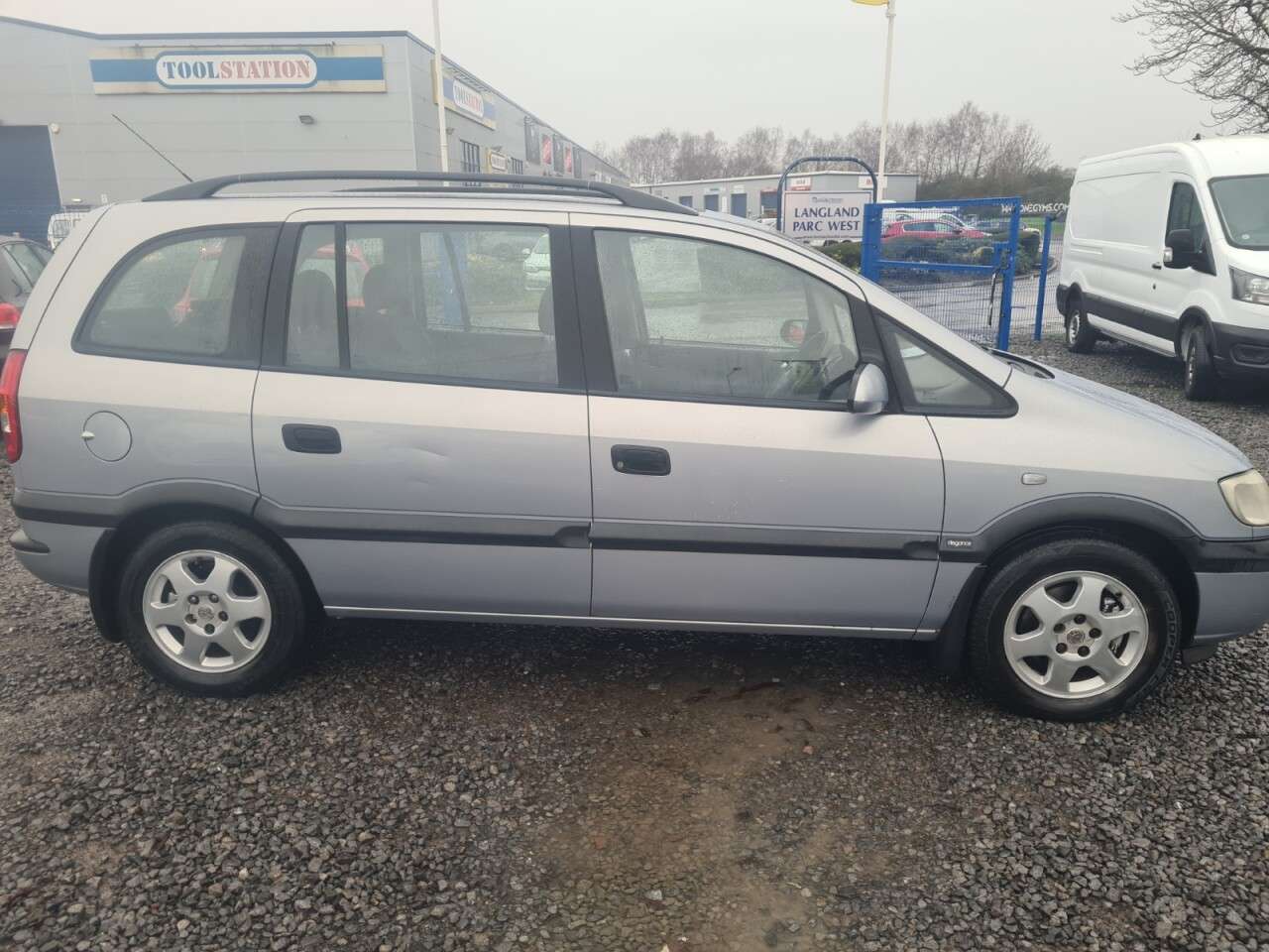A 2002 VAUXHALL ZAFIRA 1.8i 16v Elegance MPV 5dr Petrol Manual (207 g/km, 123 bhp) clearance vehic A 2002 VAUXHALL ZAFIRA 1.8i 16v Elegance MPV 5dr Petrol Manual (207 g/km, 123 bhp) clearance vehic