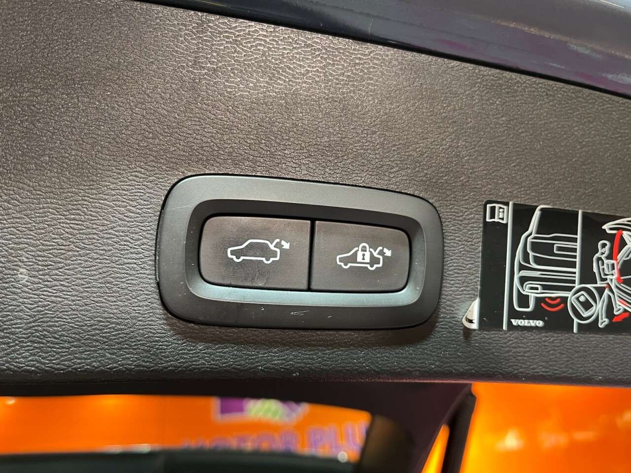 2020 VOLVO XC40 2020 VOLVO XC40