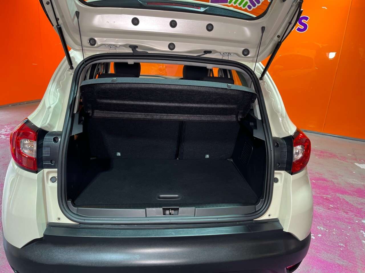 A 2014 RENAULT CAPTUR 1.5 dCi ENERGY Dynamique MediaNav SUV 5dr Diesel Manual Euro 5 (s/s) (90 ps A 2014 RENAULT CAPTUR 1.5 dCi ENERGY Dynamique MediaNav SUV 5dr Diesel Manual Euro 5 (s/s) (90 ps