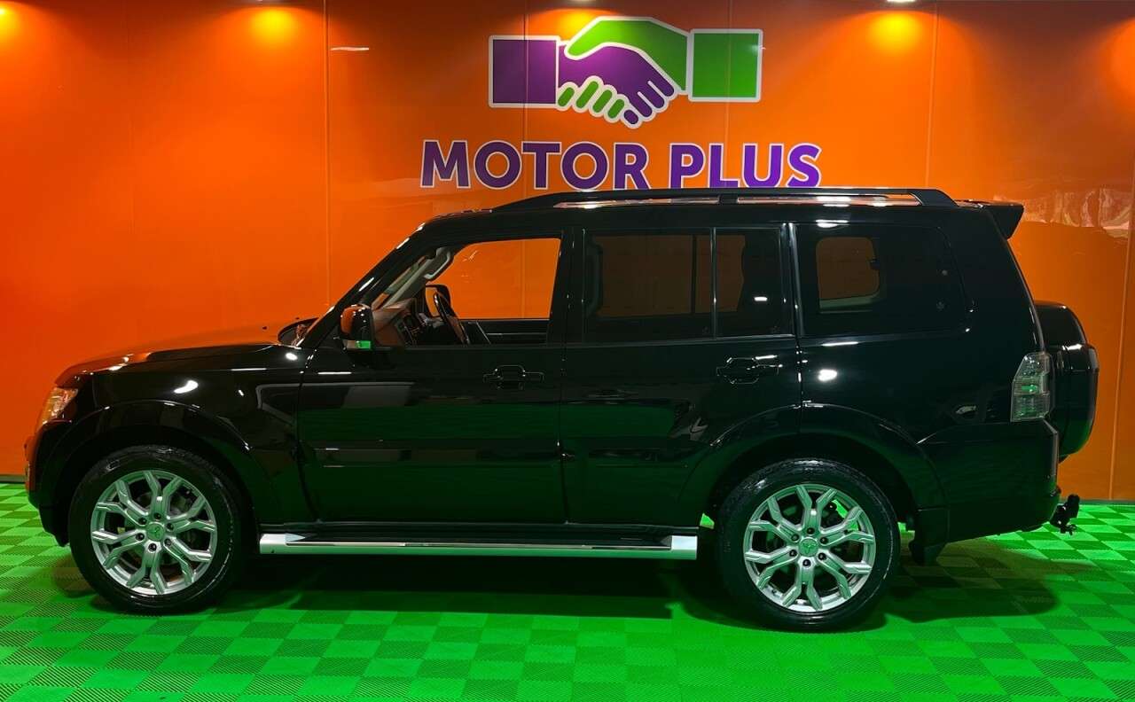 A 2017 MITSUBISHI SHOGUN 3.2 DI-DC SG5 SUV 5dr Diesel Auto 4WD Euro 6 LWB (187 ps) Visit Over 400 Ca A 2017 MITSUBISHI SHOGUN 3.2 DI-DC SG5 SUV 5dr Diesel Auto 4WD Euro 6 LWB (187 ps) Visit Over 400 Ca