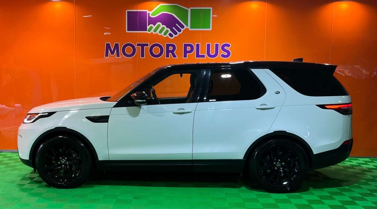 A 2019 LAND ROVER DISCOVERY 3.0 SD V6 SE SUV 5dr Diesel Auto 4WD Euro 6 (s/s) (306 ps) Visit Over 400 C A 2019 LAND ROVER DISCOVERY 3.0 SD V6 SE SUV 5dr Diesel Auto 4WD Euro 6 (s/s) (306 ps) Visit Over 400 C