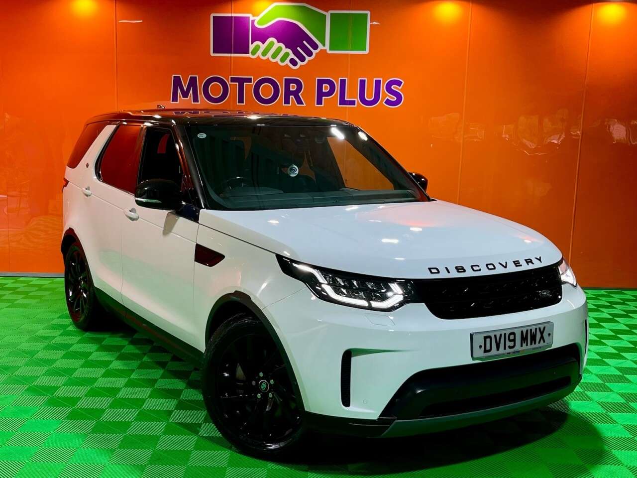 A 2019 LAND ROVER DISCOVERY 3.0 SD V6 SE SUV 5dr Diesel Auto 4WD Euro 6 (s/s) (306 ps) Visit Over 400 C A 2019 LAND ROVER DISCOVERY 3.0 SD V6 SE SUV 5dr Diesel Auto 4WD Euro 6 (s/s) (306 ps) Visit Over 400 C
