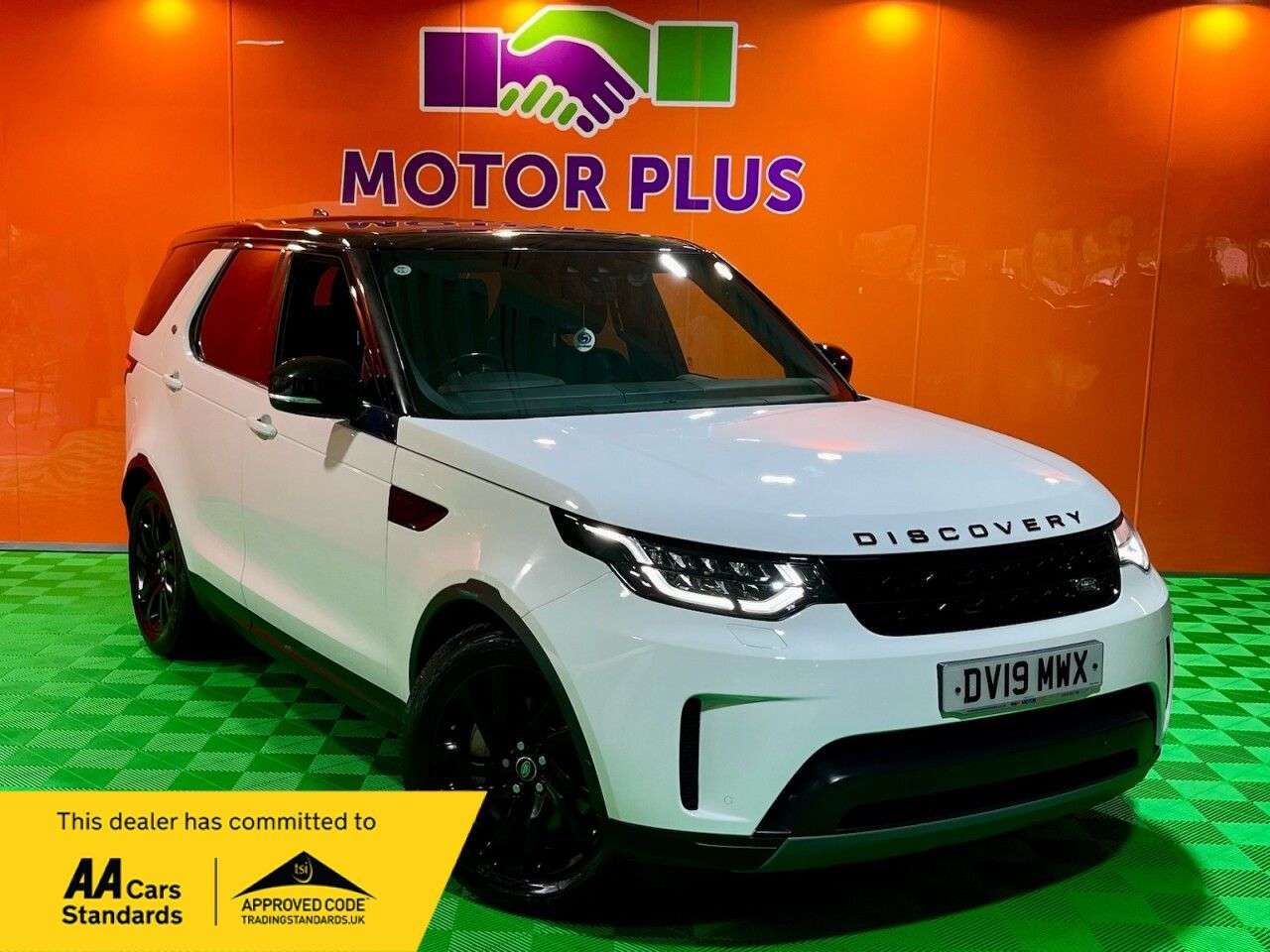 A 2019 LAND ROVER DISCOVERY 3.0 SD V6 SE SUV 5dr Diesel Auto 4WD Euro 6 (s/s) (306 ps) Visit Over 400 C A 2019 LAND ROVER DISCOVERY 3.0 SD V6 SE SUV 5dr Diesel Auto 4WD Euro 6 (s/s) (306 ps) Visit Over 400 C
