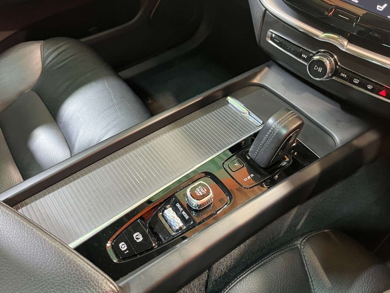 2020 VOLVO XC60 2020 VOLVO XC60