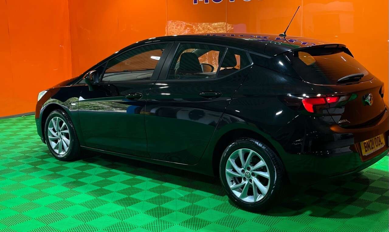 A 2021 VAUXHALL ASTRA 1.2 Turbo SE Hatchback 5dr Petrol Manual Euro 6 (s/s) (110 ps) Visit Over 4 A 2021 VAUXHALL ASTRA 1.2 Turbo SE Hatchback 5dr Petrol Manual Euro 6 (s/s) (110 ps) Visit Over 4