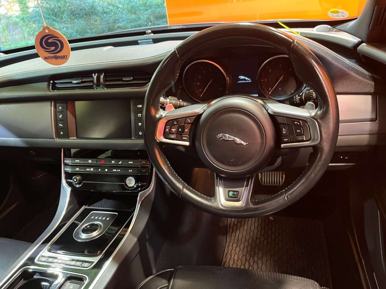 A 2018 JAGUAR XF 2.0d R-Sport Saloon 4dr Diesel Auto Euro 6 (s/s) (180 ps) Visit Over 400 Ca A 2018 JAGUAR XF 2.0d R-Sport Saloon 4dr Diesel Auto Euro 6 (s/s) (180 ps) Visit Over 400 Ca