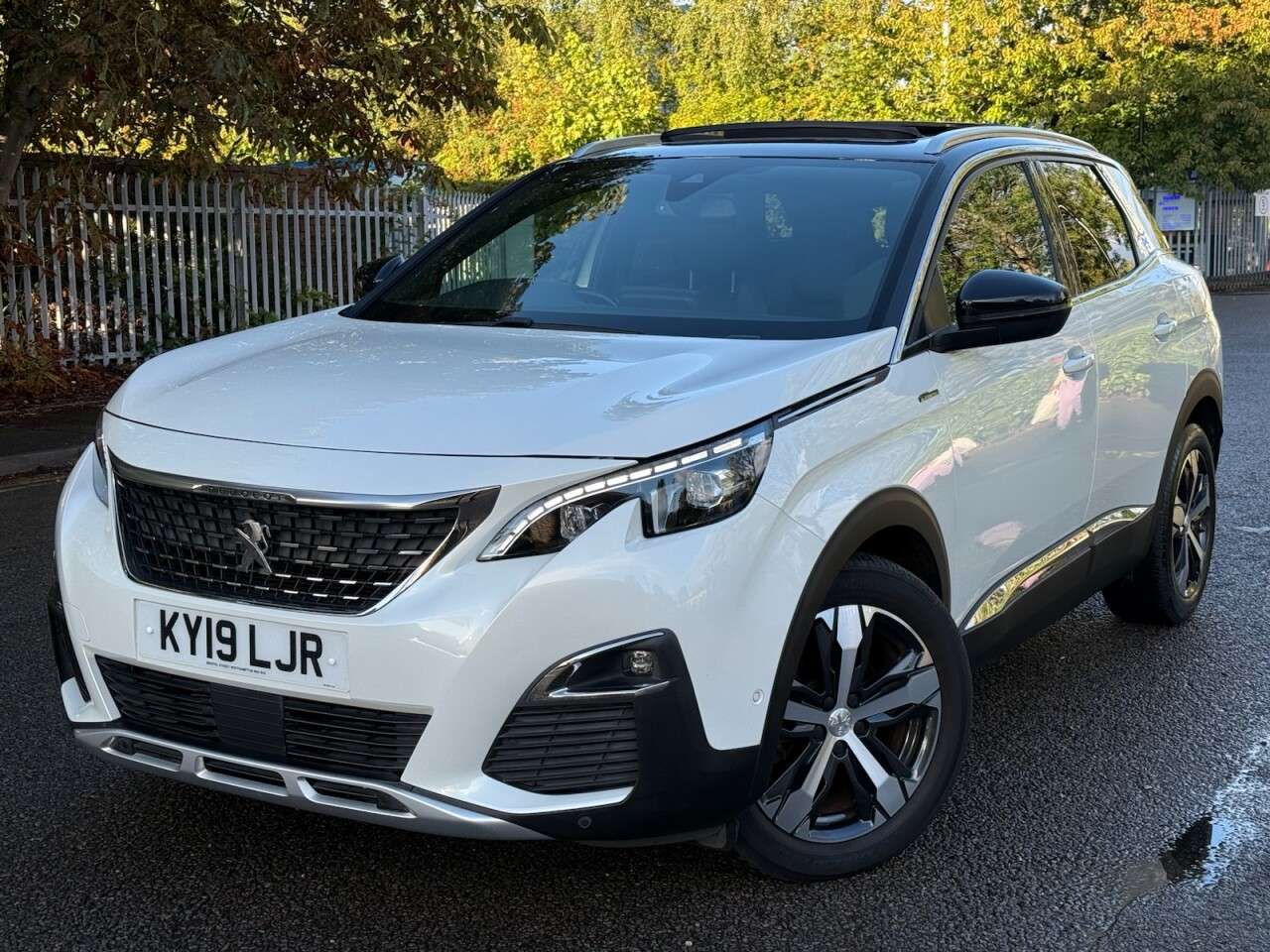 A 2019 PEUGEOT 3008 1.5 BlueHDi GT Line SUV 5dr Diesel EAT Euro 6 (s/s) (130 ps) A 2019 PEUGEOT 3008 1.5 BlueHDi GT Line SUV 5dr Diesel EAT Euro 6 (s/s) (130 ps)