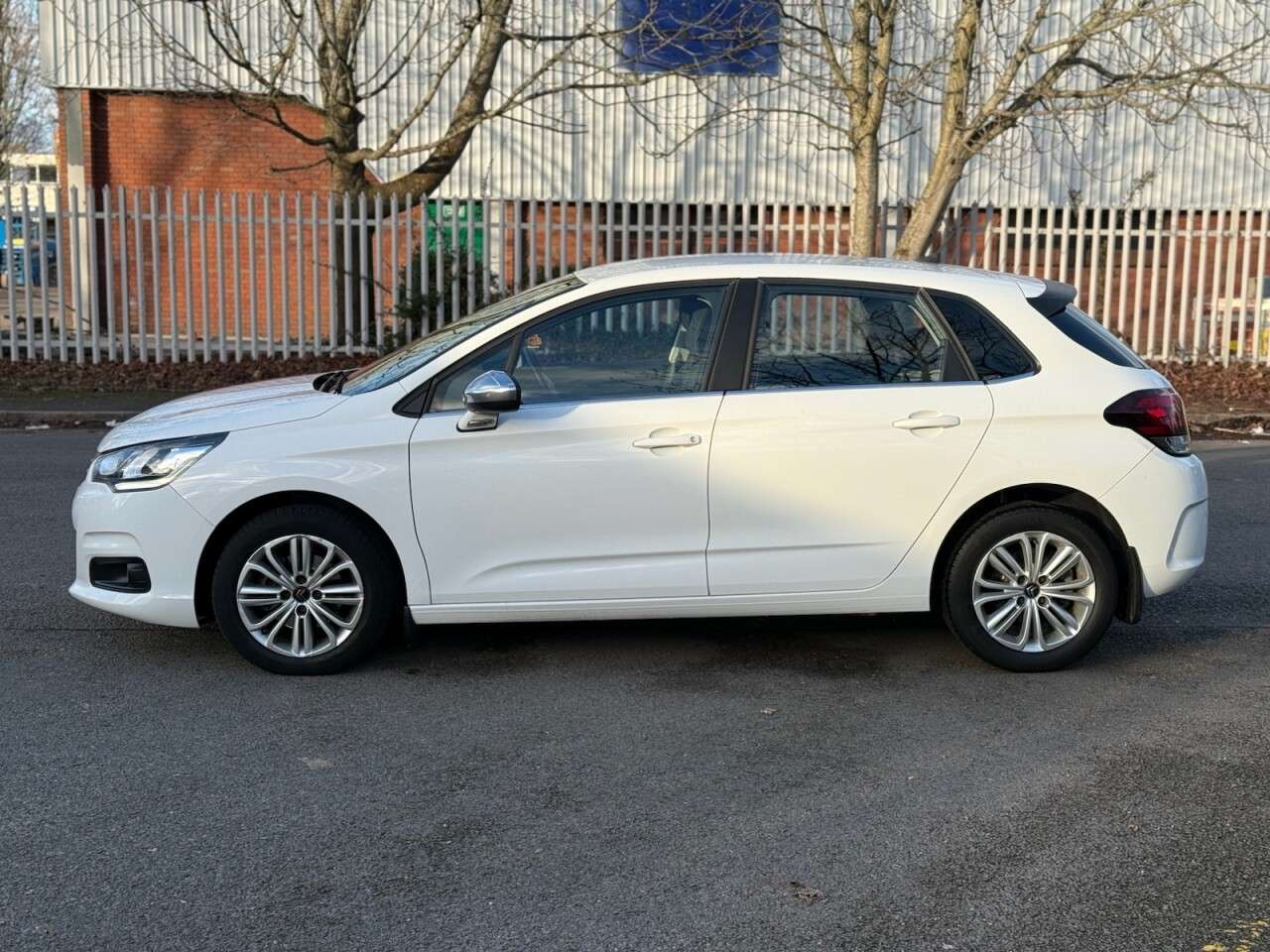 A 2016 CITROEN C4 1.6 BlueHDi Flair Hatchback 5dr Diesel EAT6 Euro 6 (s/s) (120 ps) ULEZ+STUN A 2016 CITROEN C4 1.6 BlueHDi Flair Hatchback 5dr Diesel EAT6 Euro 6 (s/s) (120 ps) ULEZ+STUN