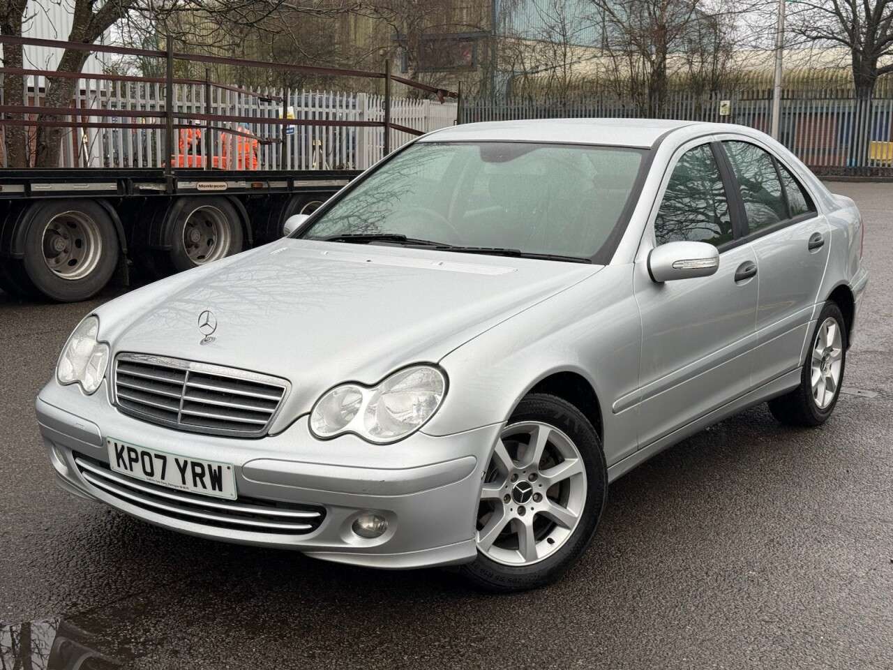 A 2007 MERCEDES-BENZ C-CLASS 1.8 C180 Kompressor Classic SE Saloon 4dr Petrol Automatic (193 g/km, 143 b A 2007 MERCEDES-BENZ C-CLASS 1.8 C180 Kompressor Classic SE Saloon 4dr Petrol Automatic (193 g/km, 143 b