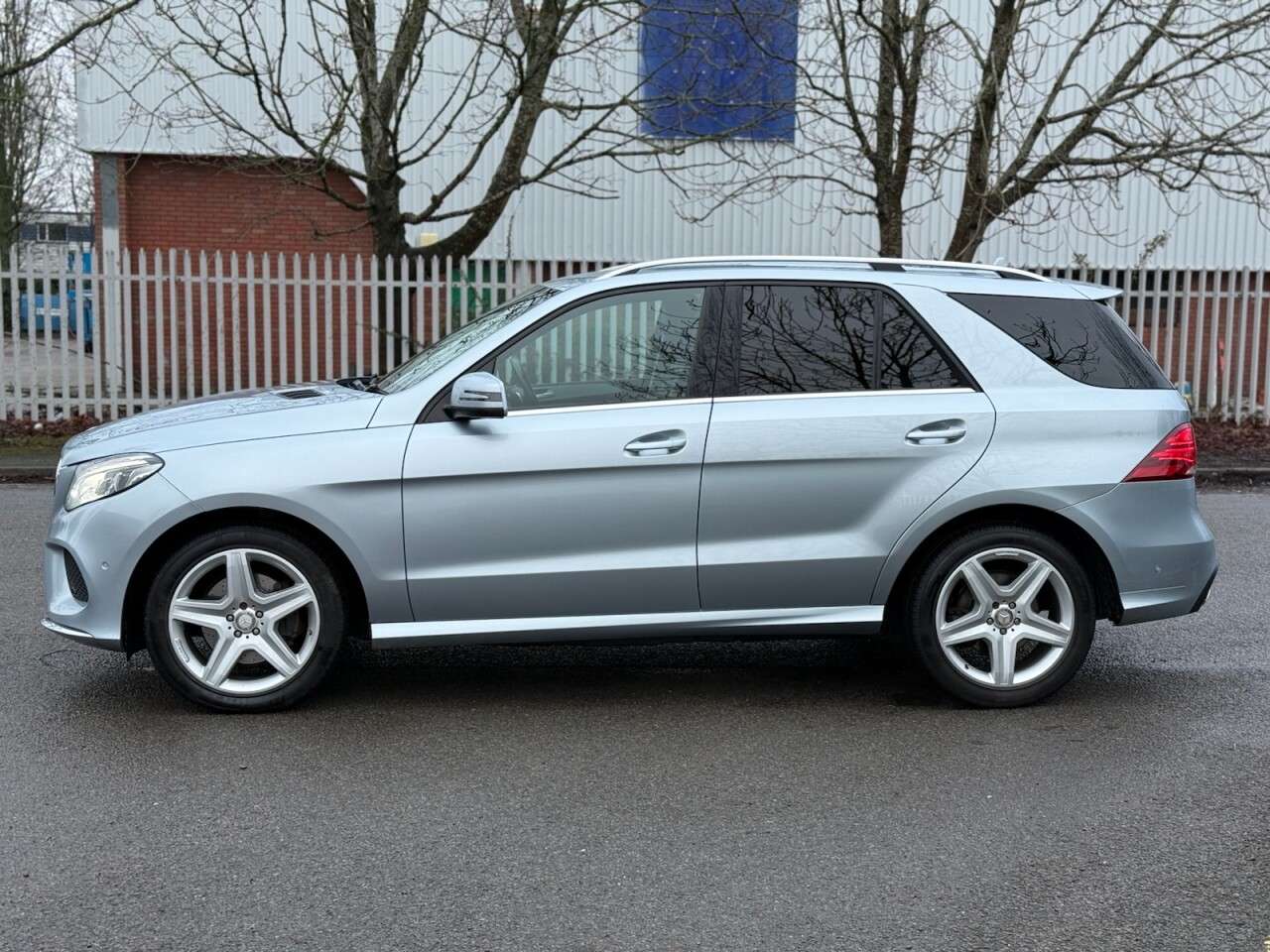 A 2016 MERCEDES-BENZ GLE 3.0 GLE350d V6 AMG Line SUV 5dr Diesel G-Tronic 4MATIC Euro 6 (s/s) (258 ps A 2016 MERCEDES-BENZ GLE 3.0 GLE350d V6 AMG Line SUV 5dr Diesel G-Tronic 4MATIC Euro 6 (s/s) (258 ps
