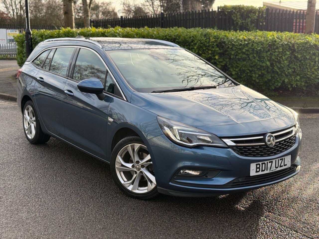 A 2017 VAUXHALL ASTRA 1.4i Turbo SRi Sports Tourer 5dr Petrol Auto Euro 6 (s/s) (150 ps) ULEZ+LOW A 2017 VAUXHALL ASTRA 1.4i Turbo SRi Sports Tourer 5dr Petrol Auto Euro 6 (s/s) (150 ps) ULEZ+LOW