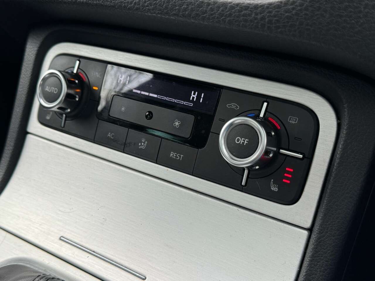 2011 VOLKSWAGEN TOUAREG 2011 VOLKSWAGEN TOUAREG