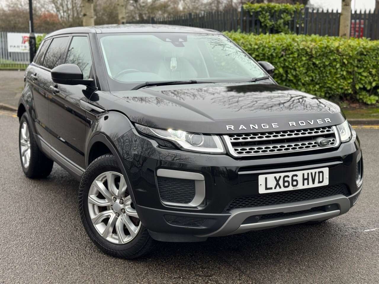 A 2016 LAND ROVER RANGE ROVER EVOQUE 2.0 TD4 SE SUV 5dr Diesel Auto 4WD Euro 6 (s/s) (180 ps) ULEZ+1FO+LTHR+HTDS A 2016 LAND ROVER RANGE ROVER EVOQUE 2.0 TD4 SE SUV 5dr Diesel Auto 4WD Euro 6 (s/s) (180 ps) ULEZ+1FO+LTHR+HTDS