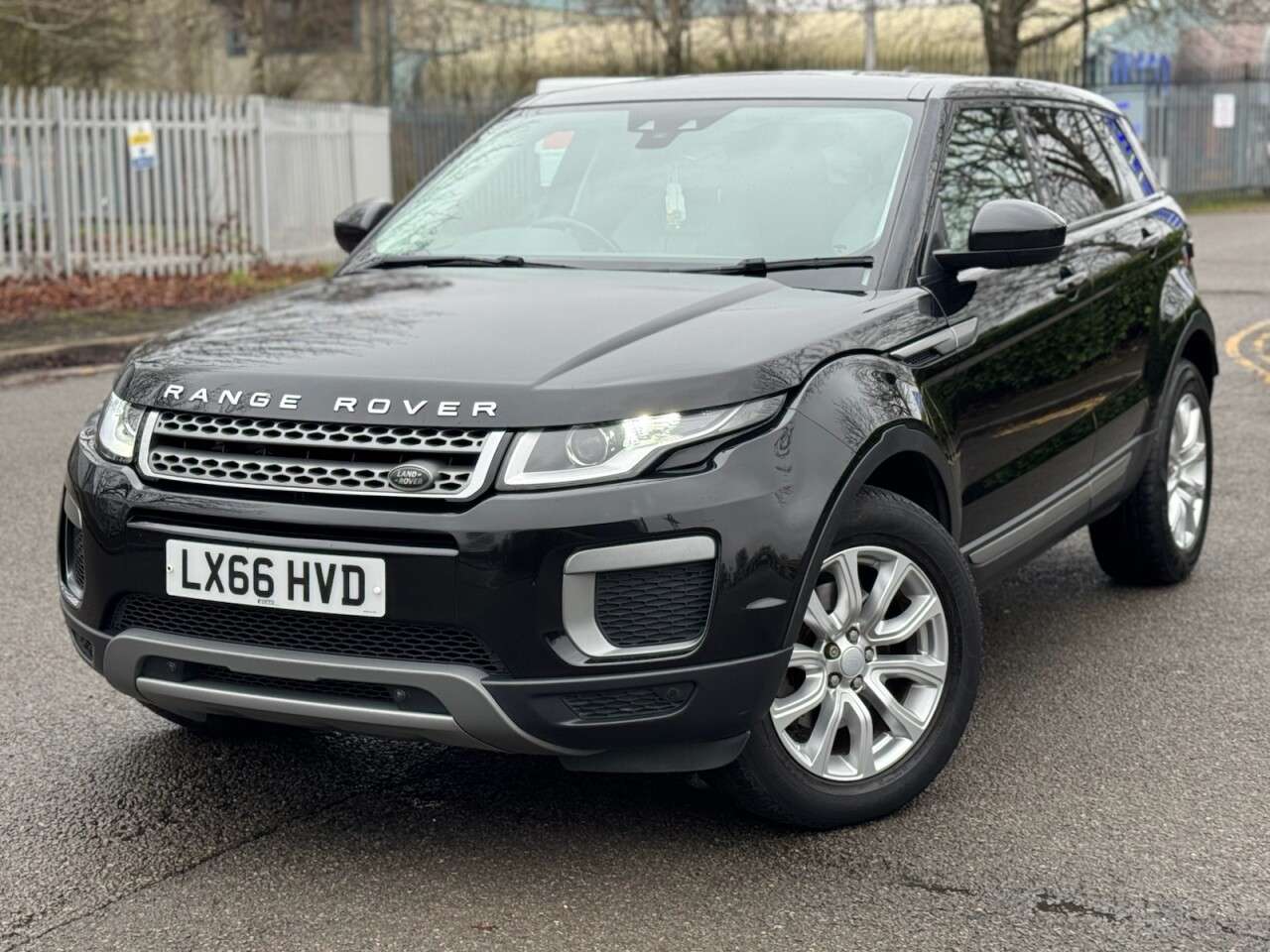 A 2016 LAND ROVER RANGE ROVER EVOQUE 2.0 TD4 SE SUV 5dr Diesel Auto 4WD Euro 6 (s/s) (180 ps) ULEZ+1FO+LTHR+HTDS A 2016 LAND ROVER RANGE ROVER EVOQUE 2.0 TD4 SE SUV 5dr Diesel Auto 4WD Euro 6 (s/s) (180 ps) ULEZ+1FO+LTHR+HTDS
