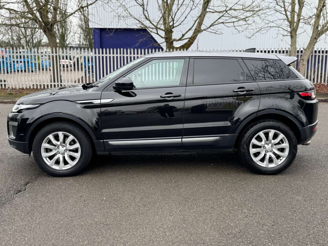 A 2016 LAND ROVER RANGE ROVER EVOQUE 2.0 TD4 SE SUV 5dr Diesel Auto 4WD Euro 6 (s/s) (180 ps) ULEZ+1FO+LTHR+HTDS A 2016 LAND ROVER RANGE ROVER EVOQUE 2.0 TD4 SE SUV 5dr Diesel Auto 4WD Euro 6 (s/s) (180 ps) ULEZ+1FO+LTHR+HTDS