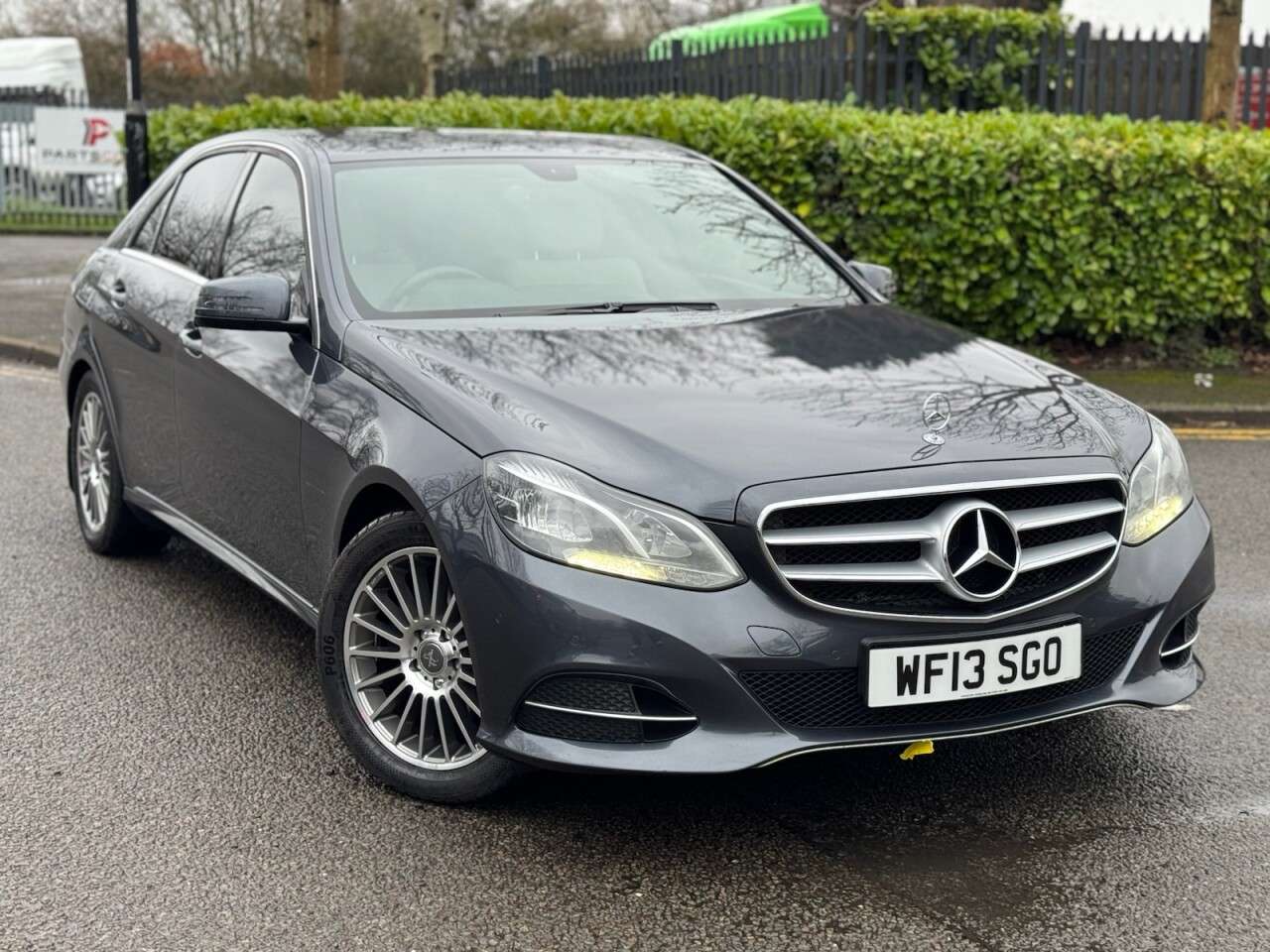 A 2013 MERCEDES-BENZ E-CLASS 2.1 E220 CDI SE Saloon 4dr Diesel G-Tronic+ Euro 5 (s/s) (170 ps) A 2013 MERCEDES-BENZ E-CLASS 2.1 E220 CDI SE Saloon 4dr Diesel G-Tronic+ Euro 5 (s/s) (170 ps)