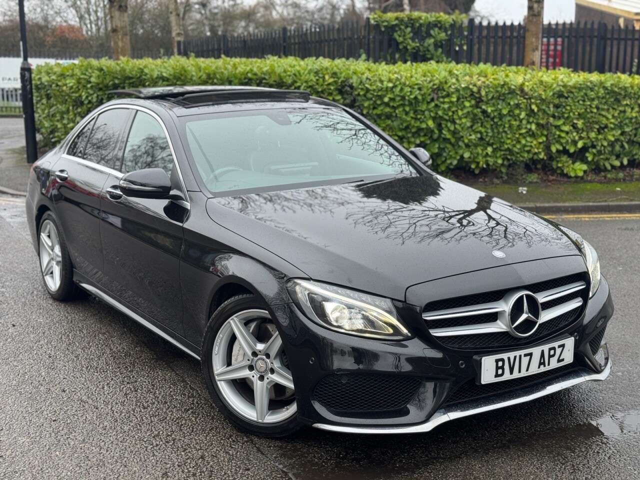 A 2017 MERCEDES-BENZ C-CLASS 2.1 C300dh AMG Line (Premium) Saloon 4dr Diesel Hybrid G-Tronic+ Euro 6 (s/ A 2017 MERCEDES-BENZ C-CLASS 2.1 C300dh AMG Line (Premium) Saloon 4dr Diesel Hybrid G-Tronic+ Euro 6 (s/