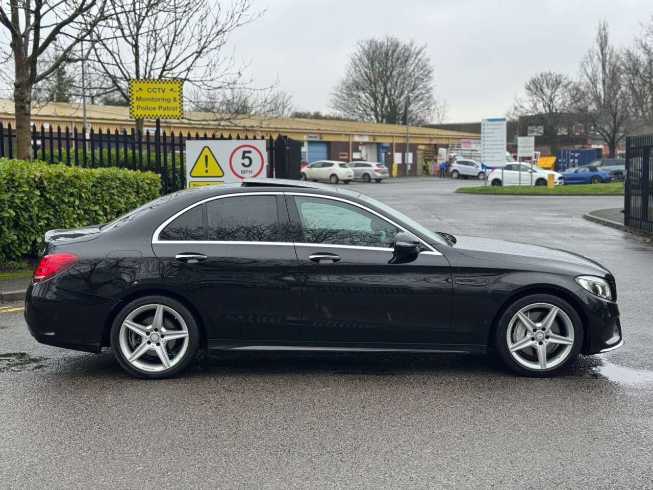 A 2017 MERCEDES-BENZ C-CLASS 2.1 C300dh AMG Line (Premium) Saloon 4dr Diesel Hybrid G-Tronic+ Euro 6 (s/ A 2017 MERCEDES-BENZ C-CLASS 2.1 C300dh AMG Line (Premium) Saloon 4dr Diesel Hybrid G-Tronic+ Euro 6 (s/