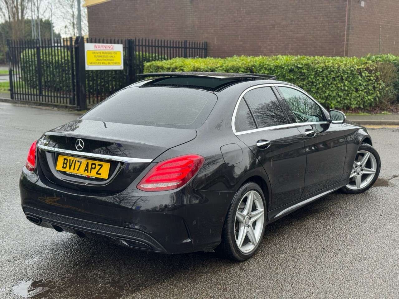 A 2017 MERCEDES-BENZ C-CLASS 2.1 C300dh AMG Line (Premium) Saloon 4dr Diesel Hybrid G-Tronic+ Euro 6 (s/ A 2017 MERCEDES-BENZ C-CLASS 2.1 C300dh AMG Line (Premium) Saloon 4dr Diesel Hybrid G-Tronic+ Euro 6 (s/