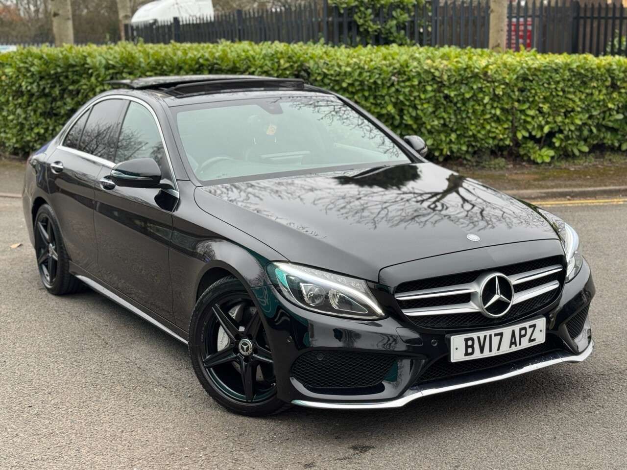 A 2017 MERCEDES-BENZ C-CLASS 2.1 C300dh AMG Line (Premium) Saloon 4dr Diesel Hybrid G-Tronic+ Euro 6 (s/ A 2017 MERCEDES-BENZ C-CLASS 2.1 C300dh AMG Line (Premium) Saloon 4dr Diesel Hybrid G-Tronic+ Euro 6 (s/