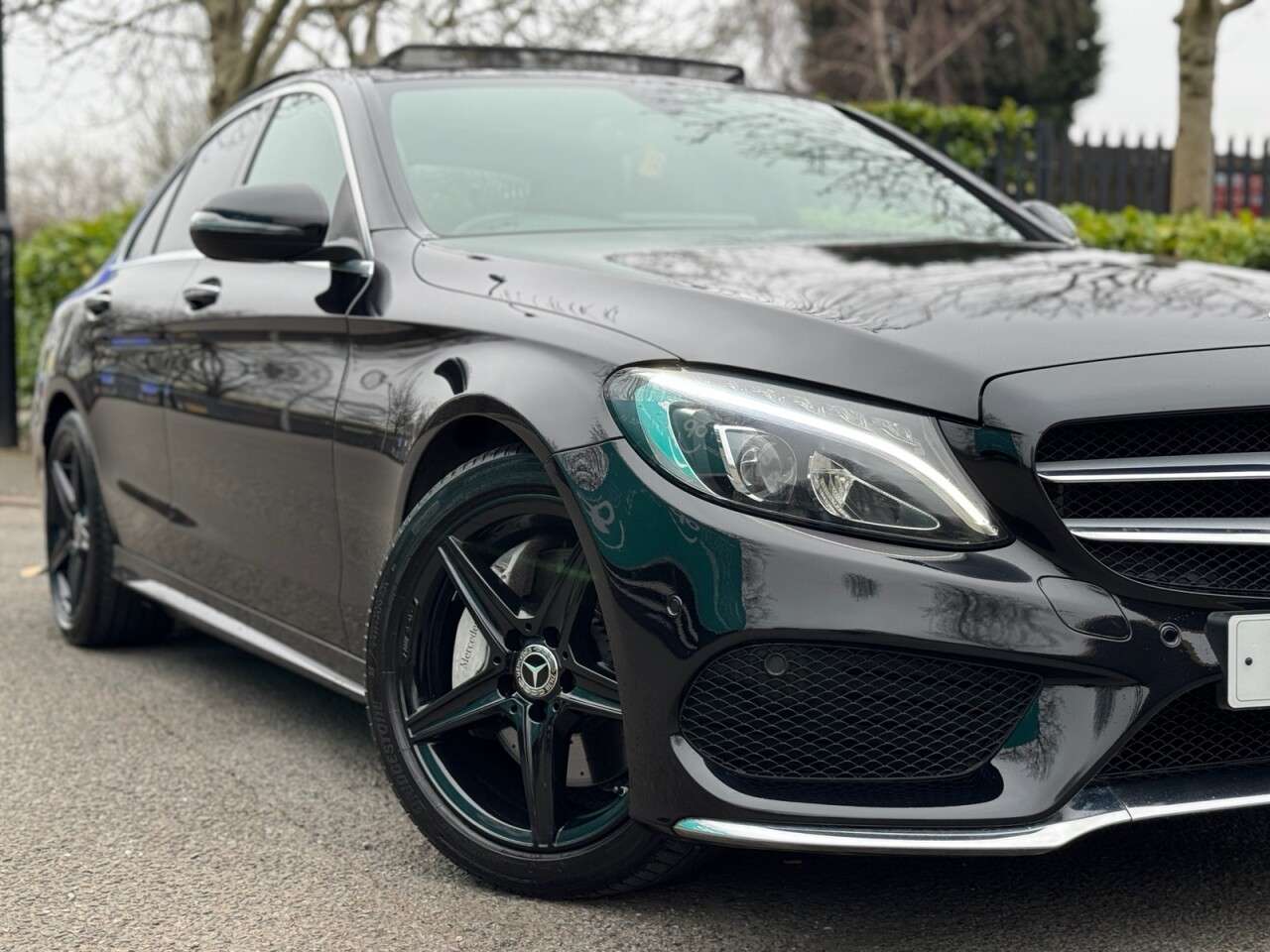 A 2017 MERCEDES-BENZ C-CLASS 2.1 C300dh AMG Line (Premium) Saloon 4dr Diesel Hybrid G-Tronic+ Euro 6 (s/ A 2017 MERCEDES-BENZ C-CLASS 2.1 C300dh AMG Line (Premium) Saloon 4dr Diesel Hybrid G-Tronic+ Euro 6 (s/