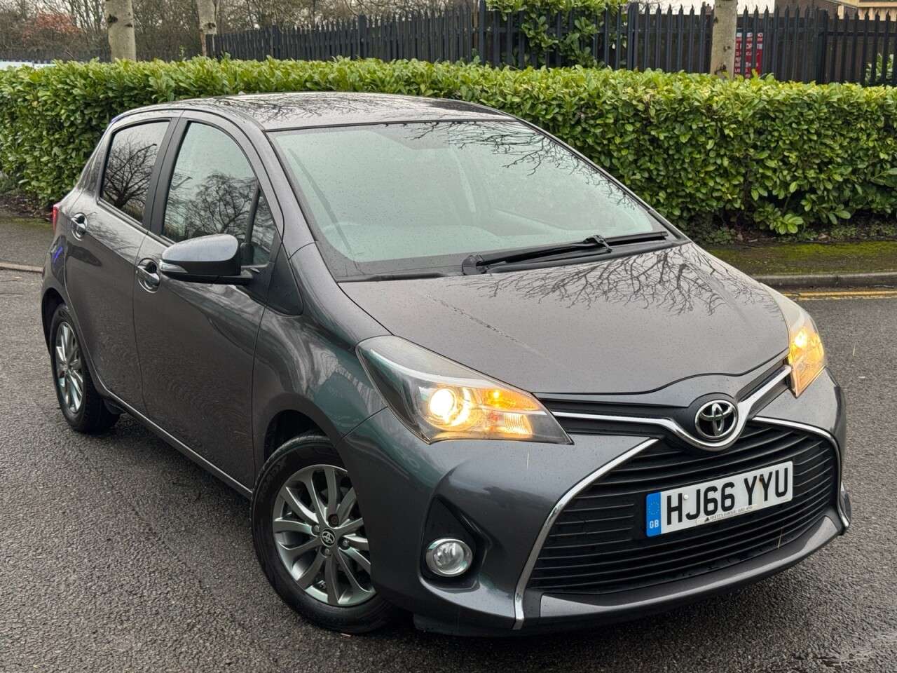 A 2016 TOYOTA YARIS 1.0 VVT-i Icon Hatchback 5dr Petrol Manual Euro 6 (69 ps) A 2016 TOYOTA YARIS 1.0 VVT-i Icon Hatchback 5dr Petrol Manual Euro 6 (69 ps)