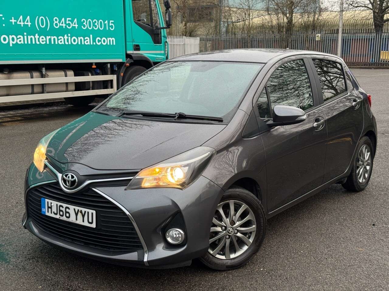A 2016 TOYOTA YARIS 1.0 VVT-i Icon Hatchback 5dr Petrol Manual Euro 6 (69 ps) A 2016 TOYOTA YARIS 1.0 VVT-i Icon Hatchback 5dr Petrol Manual Euro 6 (69 ps)