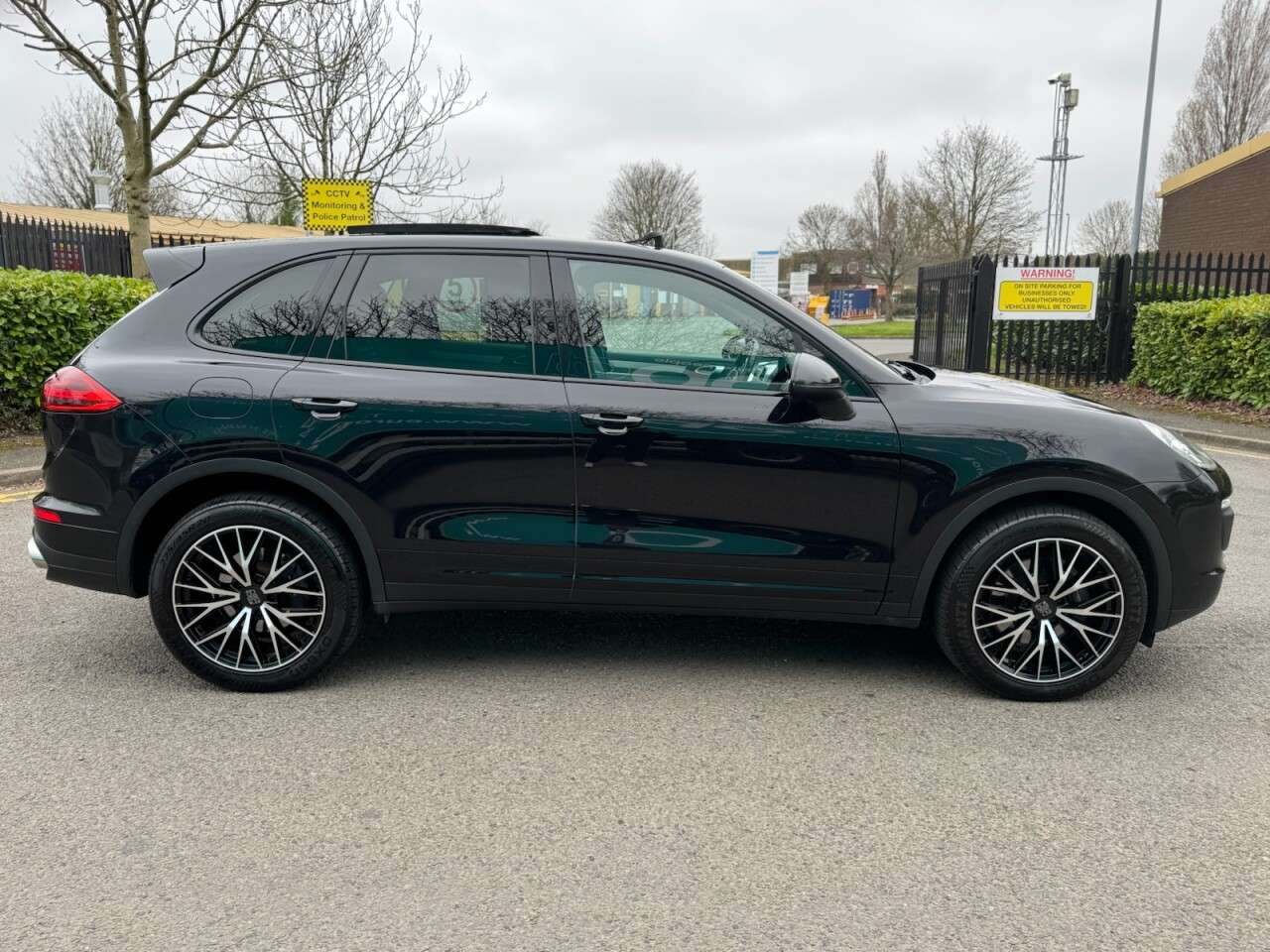 A 2015 PORSCHE CAYENNE 3.0 TD V6 SUV 5dr Diesel TiptronicS 4WD Euro 6 (s/s) (262 ps) A 2015 PORSCHE CAYENNE 3.0 TD V6 SUV 5dr Diesel TiptronicS 4WD Euro 6 (s/s) (262 ps)