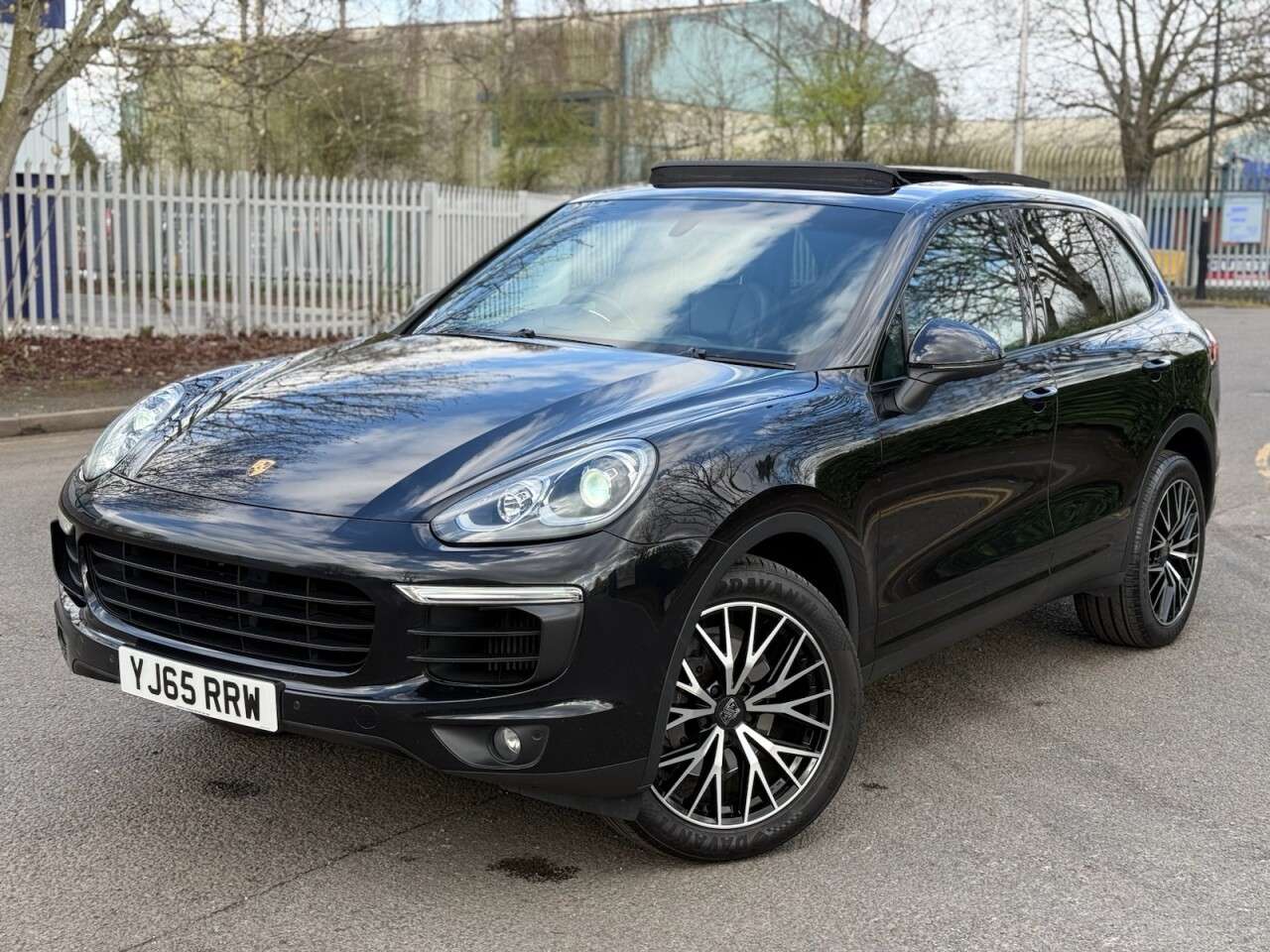 A 2015 PORSCHE CAYENNE 3.0 TD V6 SUV 5dr Diesel TiptronicS 4WD Euro 6 (s/s) (262 ps) A 2015 PORSCHE CAYENNE 3.0 TD V6 SUV 5dr Diesel TiptronicS 4WD Euro 6 (s/s) (262 ps)