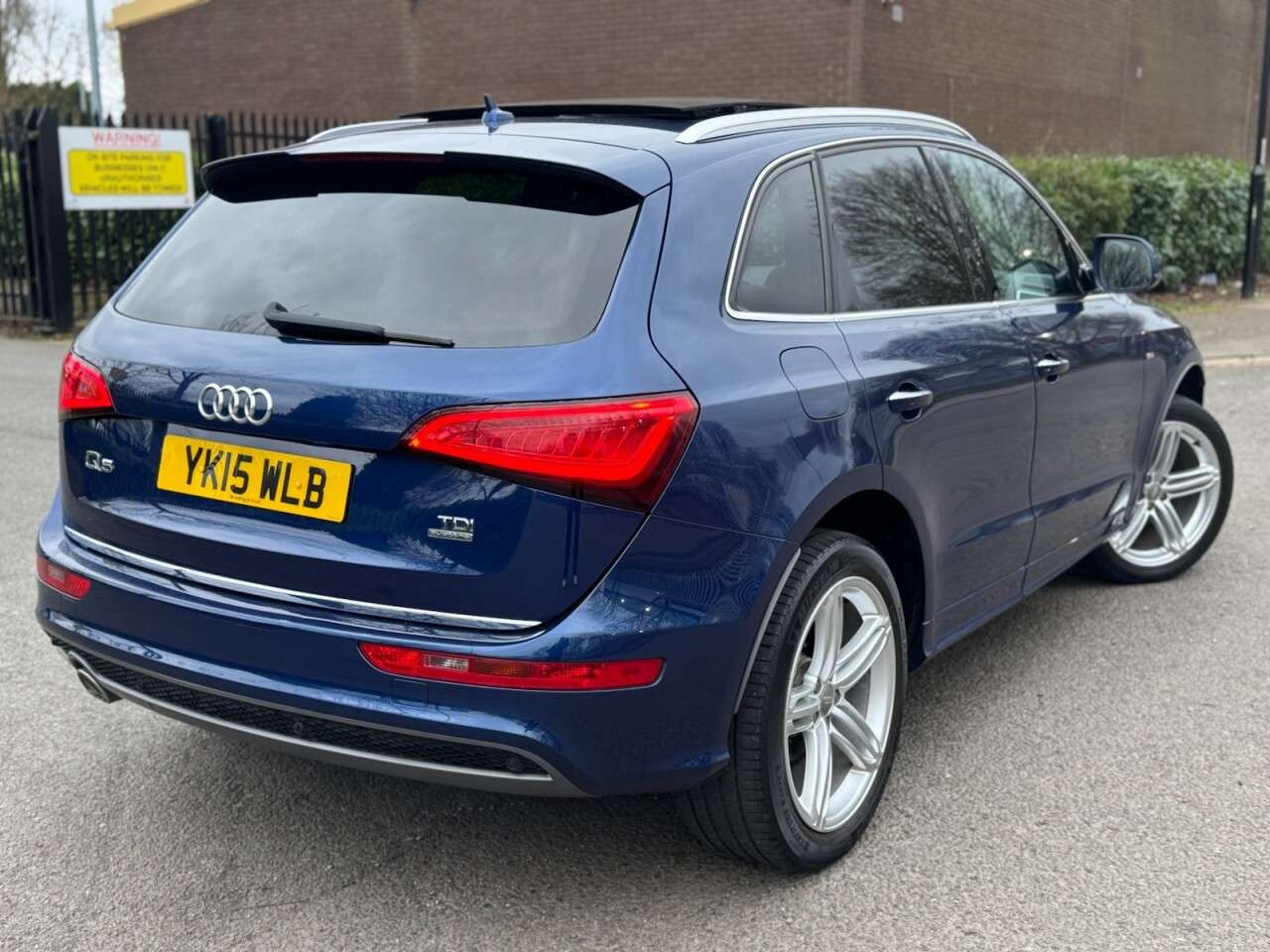A 2015 AUDI Q5 2.0 TDI S line Plus SUV 5dr Diesel S Tronic quattro Euro 5 (s/s) (177 ps) P A 2015 AUDI Q5 2.0 TDI S line Plus SUV 5dr Diesel S Tronic quattro Euro 5 (s/s) (177 ps) P