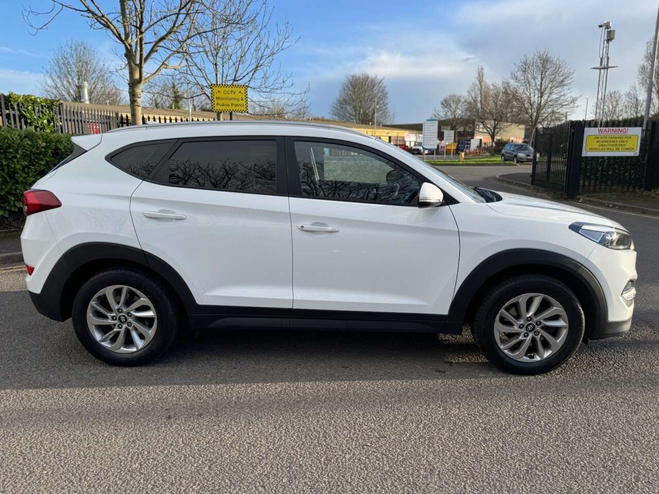 A 2016 HYUNDAI TUCSON 1.7 CRDi Blue Drive SE SUV 5dr Diesel Manual Euro 6 (s/s) (116 ps) ULEZ+1FR A 2016 HYUNDAI TUCSON 1.7 CRDi Blue Drive SE SUV 5dr Diesel Manual Euro 6 (s/s) (116 ps) ULEZ+1FR
