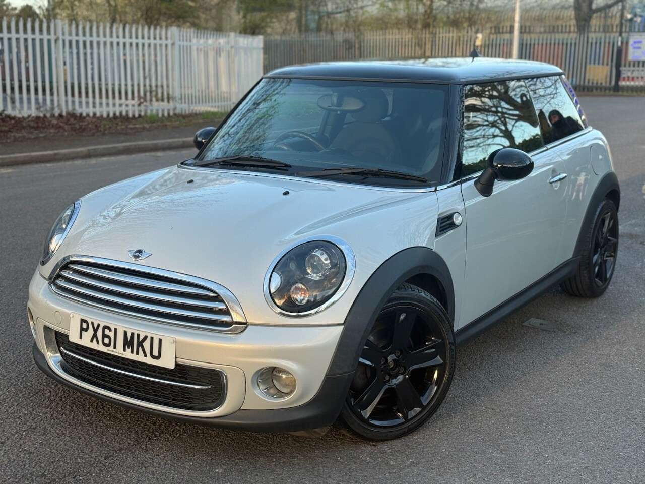 A 2011 MINI HATCH 1.6 Cooper D Soho Hatchback 3dr Diesel Manual Euro 5 (s/s) (112 ps) A 2011 MINI HATCH 1.6 Cooper D Soho Hatchback 3dr Diesel Manual Euro 5 (s/s) (112 ps)