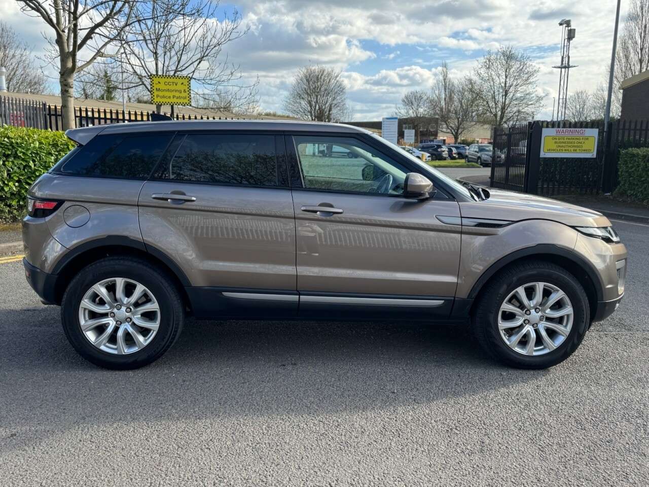 A 2016 LAND ROVER RANGE ROVER EVOQUE TD4 SE A 2016 LAND ROVER RANGE ROVER EVOQUE TD4 SE