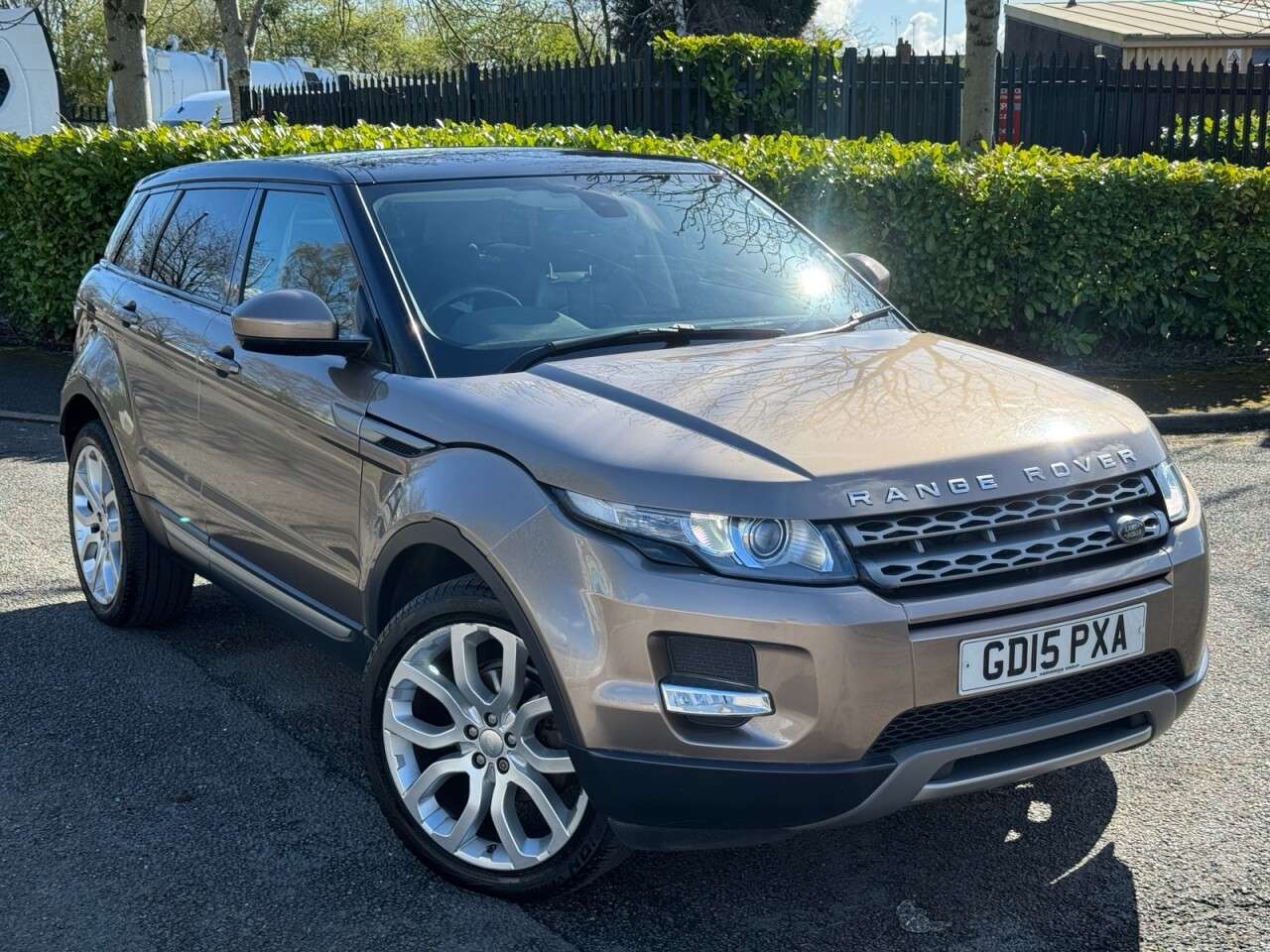 A 2015 LAND ROVER RANGE ROVER EVOQUE 2.2 SD4 Pure SUV 5dr Diesel Auto 4WD Euro 5 (s/s) (190 ps) A 2015 LAND ROVER RANGE ROVER EVOQUE 2.2 SD4 Pure SUV 5dr Diesel Auto 4WD Euro 5 (s/s) (190 ps)