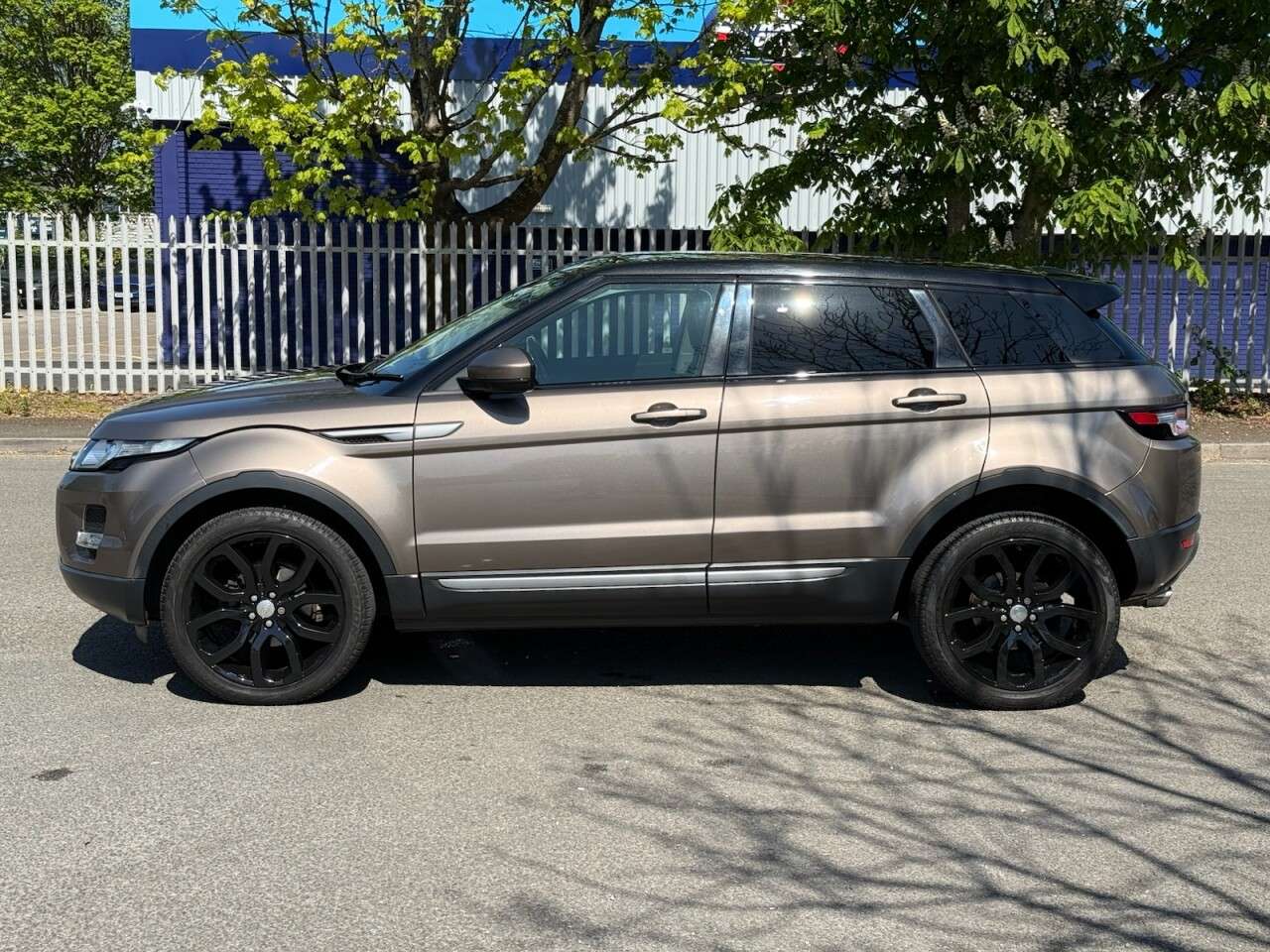 A 2015 LAND ROVER RANGE ROVER EVOQUE 2.2 SD4 Pure SUV 5dr Diesel Auto 4WD Euro 5 (s/s) (190 ps) A 2015 LAND ROVER RANGE ROVER EVOQUE 2.2 SD4 Pure SUV 5dr Diesel Auto 4WD Euro 5 (s/s) (190 ps)