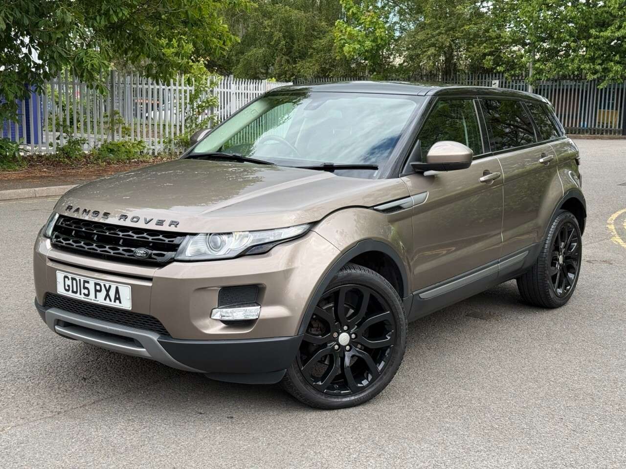 A 2015 LAND ROVER RANGE ROVER EVOQUE 2.2 SD4 Pure SUV 5dr Diesel Auto 4WD Euro 5 (s/s) (190 ps) A 2015 LAND ROVER RANGE ROVER EVOQUE 2.2 SD4 Pure SUV 5dr Diesel Auto 4WD Euro 5 (s/s) (190 ps)