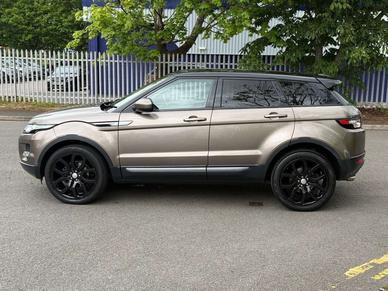 A 2015 LAND ROVER RANGE ROVER EVOQUE 2.2 SD4 Pure SUV 5dr Diesel Auto 4WD Euro 5 (s/s) (190 ps) A 2015 LAND ROVER RANGE ROVER EVOQUE 2.2 SD4 Pure SUV 5dr Diesel Auto 4WD Euro 5 (s/s) (190 ps)