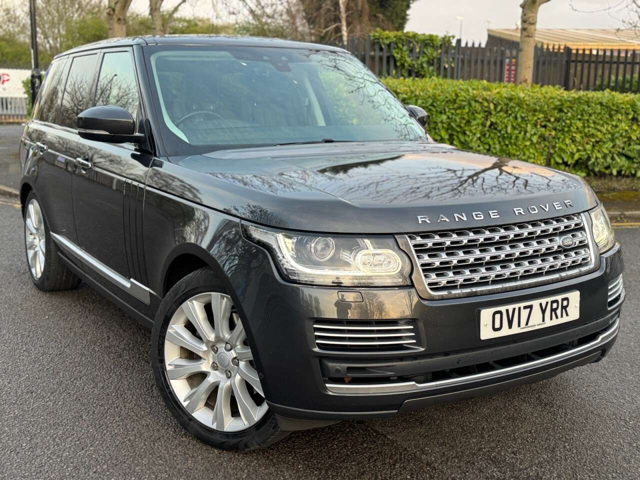 A 2017 LAND ROVER RANGE ROVER 3.0 TD V6 Vogue SE SUV 5dr Diesel Auto 4WD Euro 6 (s/s) (258 ps) A 2017 LAND ROVER RANGE ROVER 3.0 TD V6 Vogue SE SUV 5dr Diesel Auto 4WD Euro 6 (s/s) (258 ps)