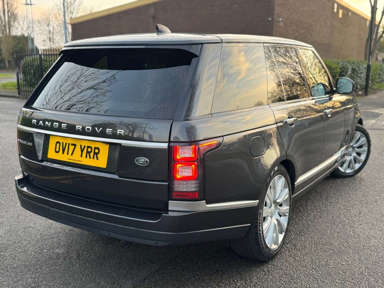 A 2017 LAND ROVER RANGE ROVER 3.0 TD V6 Vogue SE SUV 5dr Diesel Auto 4WD Euro 6 (s/s) (258 ps) A 2017 LAND ROVER RANGE ROVER 3.0 TD V6 Vogue SE SUV 5dr Diesel Auto 4WD Euro 6 (s/s) (258 ps)