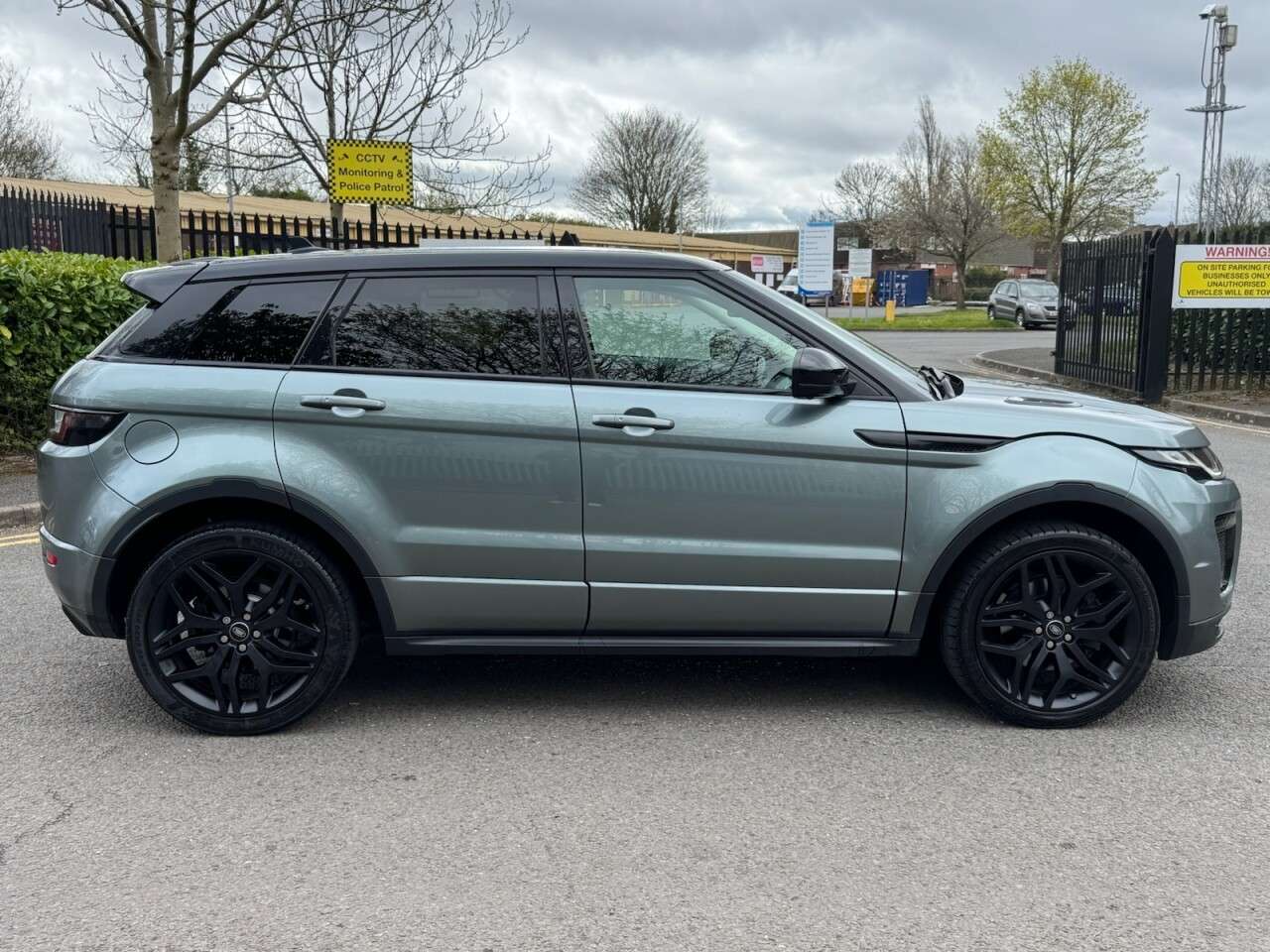 A 2015 LAND ROVER RANGE ROVER EVOQUE 2.0 TD4 HSE Dynamic SUV 5dr Diesel Manual 4WD Euro 6 (s/s) (180 ps) A 2015 LAND ROVER RANGE ROVER EVOQUE 2.0 TD4 HSE Dynamic SUV 5dr Diesel Manual 4WD Euro 6 (s/s) (180 ps)