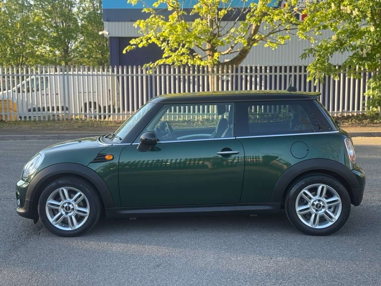 A 2012 MINI HATCH 2.0 Cooper D Hatchback 3dr Diesel Auto Euro 5 (112 ps) LOW MILES+SH+BLUETOO A 2012 MINI HATCH 2.0 Cooper D Hatchback 3dr Diesel Auto Euro 5 (112 ps) LOW MILES+SH+BLUETOO