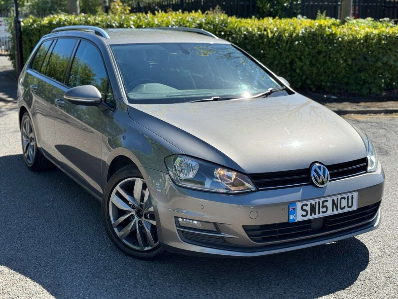 A 2015 VOLKSWAGEN GOLF 1.6 TDI BlueMotion Tech SE Estate 5dr Diesel Manual Euro 5 (s/s) (105 ps) A 2015 VOLKSWAGEN GOLF 1.6 TDI BlueMotion Tech SE Estate 5dr Diesel Manual Euro 5 (s/s) (105 ps)