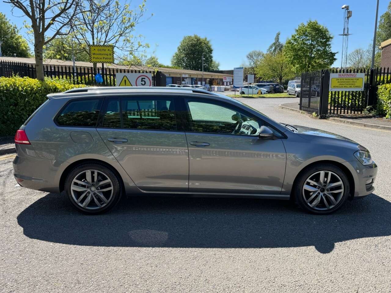 A 2015 VOLKSWAGEN GOLF 1.6 TDI BlueMotion Tech SE Estate 5dr Diesel Manual Euro 5 (s/s) (105 ps) A 2015 VOLKSWAGEN GOLF 1.6 TDI BlueMotion Tech SE Estate 5dr Diesel Manual Euro 5 (s/s) (105 ps)