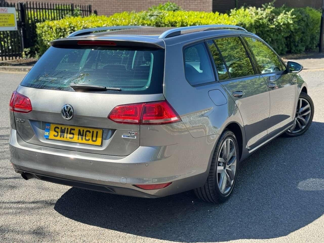 A 2015 VOLKSWAGEN GOLF 1.6 TDI BlueMotion Tech SE Estate 5dr Diesel Manual Euro 5 (s/s) (105 ps) A 2015 VOLKSWAGEN GOLF 1.6 TDI BlueMotion Tech SE Estate 5dr Diesel Manual Euro 5 (s/s) (105 ps)