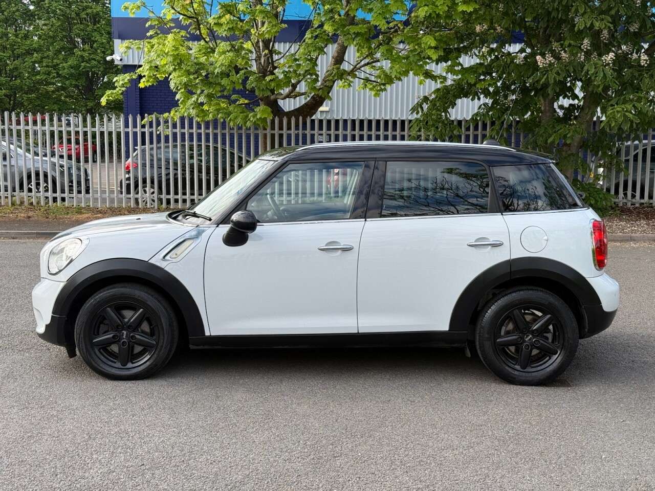 A 2011 MINI COUNTRYMAN 1.6 Cooper D SUV 5dr Diesel Manual Euro 5 (s/s) (112 ps) A 2011 MINI COUNTRYMAN 1.6 Cooper D SUV 5dr Diesel Manual Euro 5 (s/s) (112 ps)